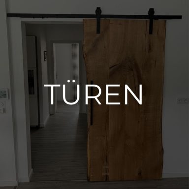Moderne Massivholz-Tür mit Baumkante und Scheunentorbeschlag von der Schreinerei Kögel.